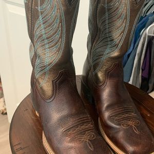 WOMEN'S
Round Up Wide Square Toe Western Boot